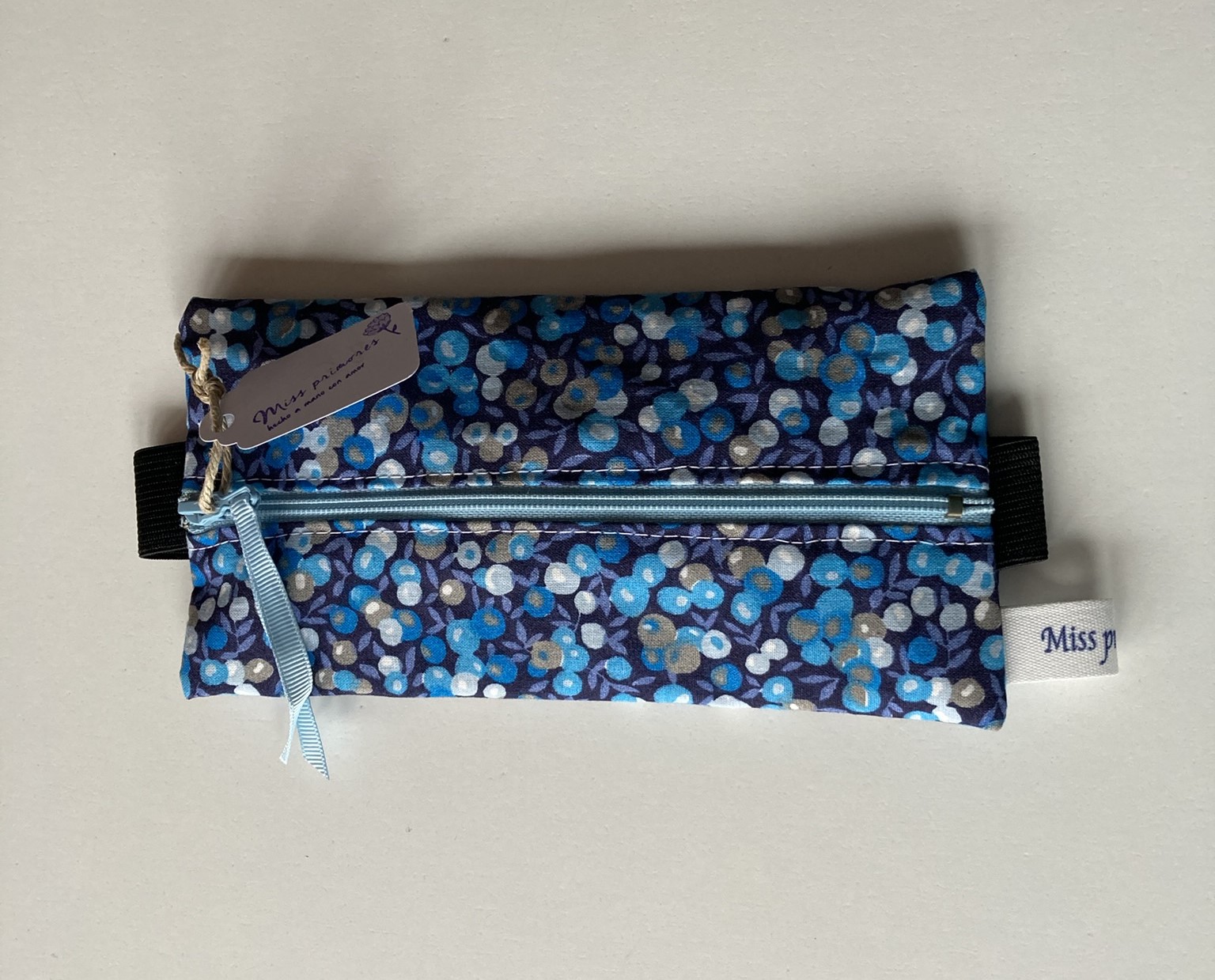 Estuche con goma flores