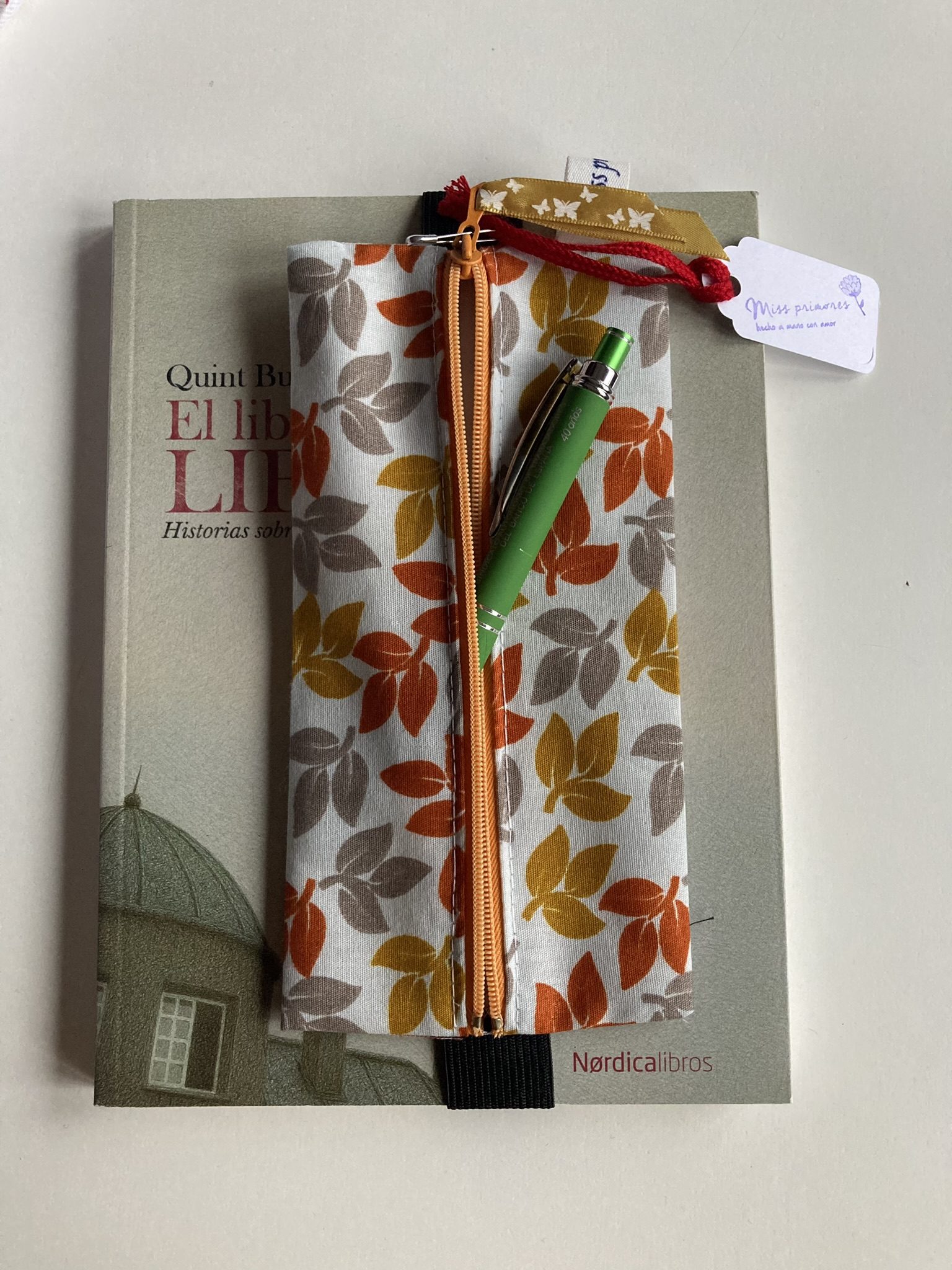 Estuche con goma hojas de otoño
