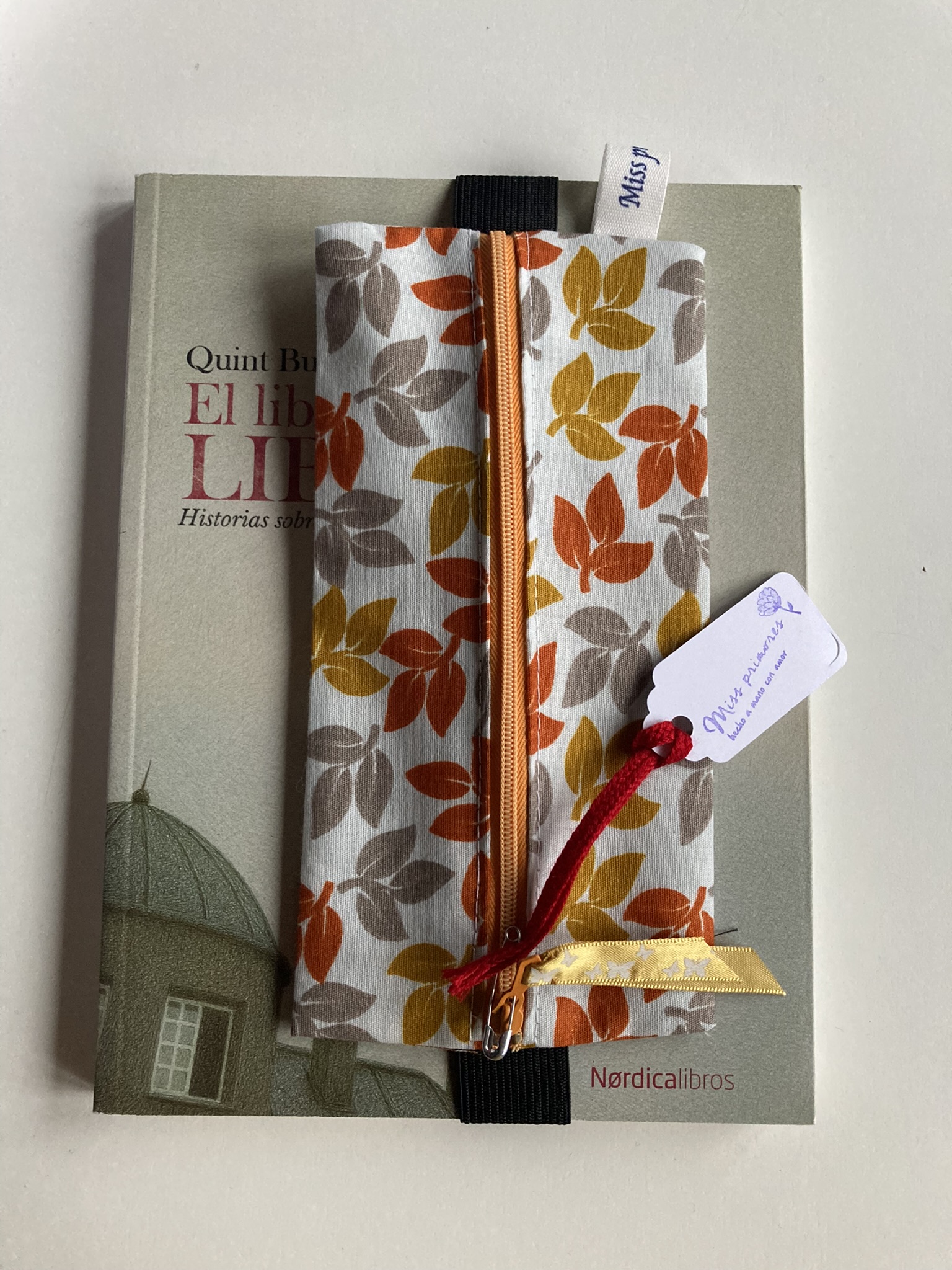 Estuche con goma hojas de otoño