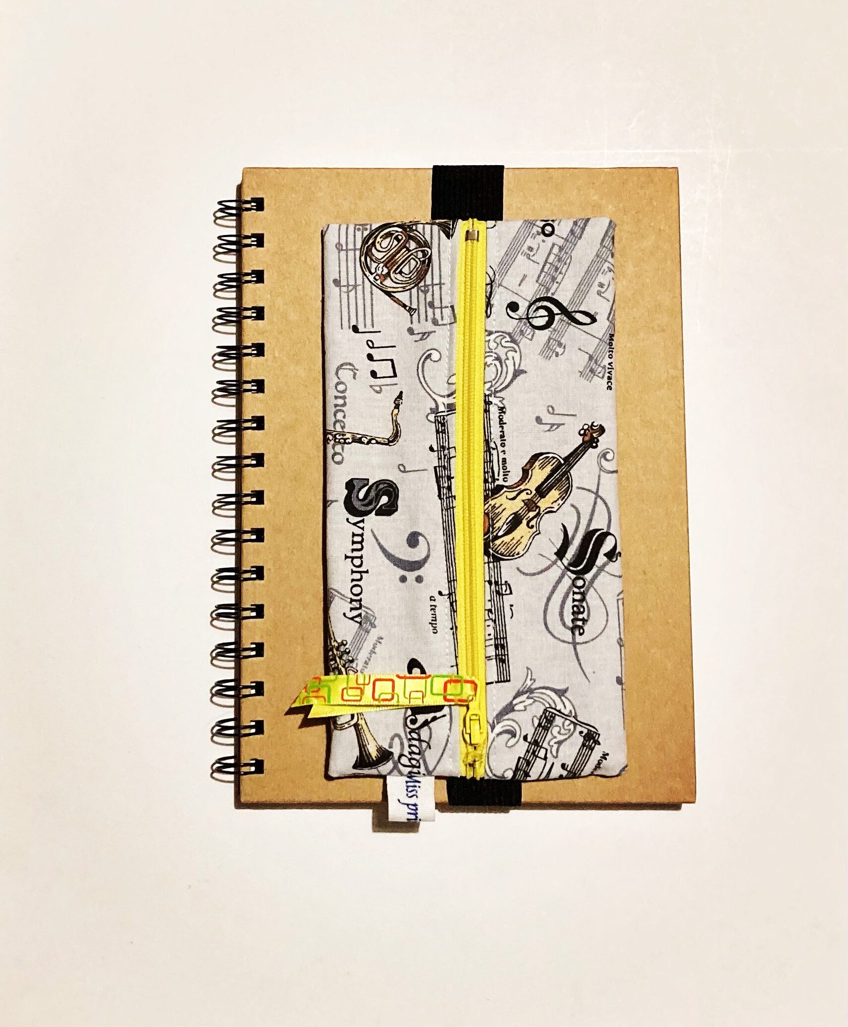 Estuche con goma elástica