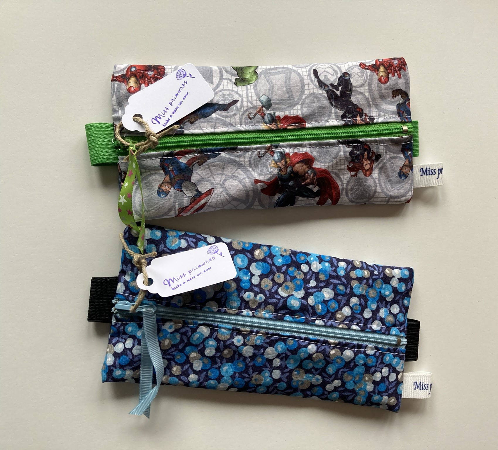 Estuche con goma superhéroes y flores