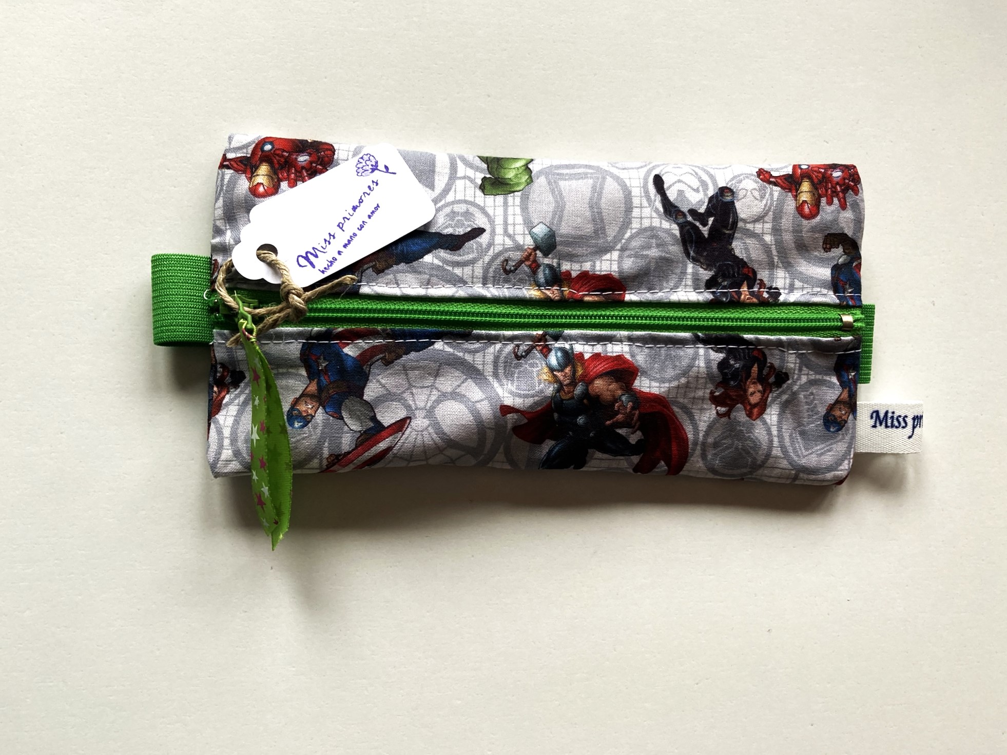 Estuche con goma superhéroes
